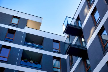 Varşova, Polonya, 5 Haziran 2022 - Balkonlu modern konut binası. Emlak piyasası ve konut sorunları kavramı.