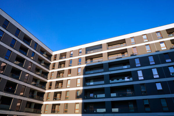 Варшава, Польша, 5 июня 2022 - Современное жилое здание с балконами. Концепция рынка недвижимости и жилищных вопросов.