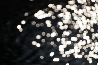 Suya yansıyan güneş - odaklanmış arkaplan, bokeh etkisi