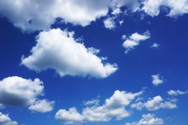 Küçük kümülüs bulutlu mavi gökyüzü