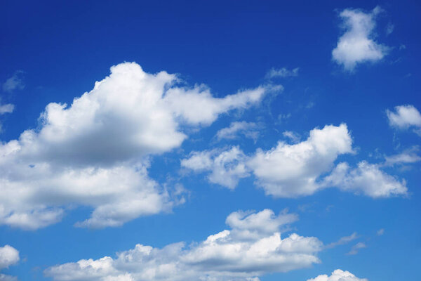 Голубое небо с маленькими кучевыми облаками