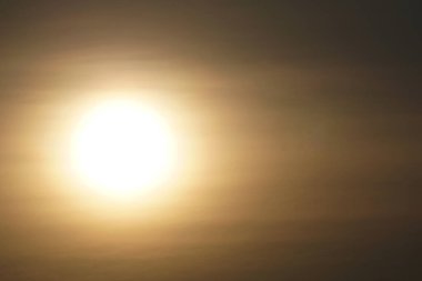 Güneş gökyüzünde - sıcaklık, yaz vesaire gibi konular için harika