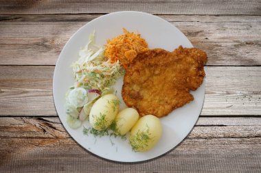 Patates ve salatalı domuz pirzolası.