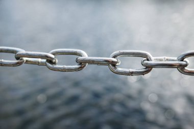 Gümüş metal zincir, çözünmüş arka plan