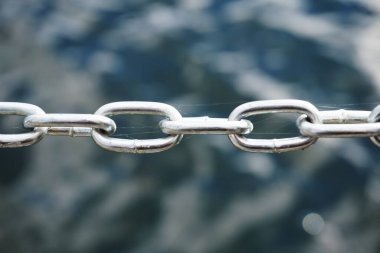 Gümüş metal zincir, çözünmüş arka plan