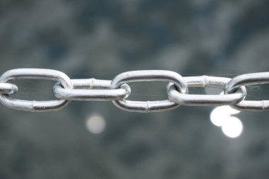 Gümüş metal zincir, çözünmüş arka plan