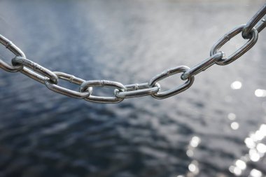 Gümüş metal zincir, çözünmüş arka plan