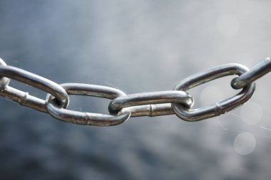 Gümüş metal zincir, çözünmüş arka plan