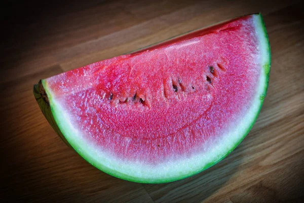 Skär Vattenmelon Träbord — Stockfoto