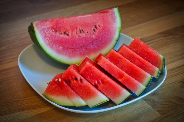 Snijd Watermeloen Bord Houten Tafel — Stockfoto