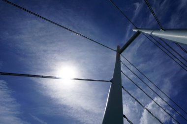 Modern kablolu köprü, gökyüzü ve güneş