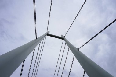 Modern kablolu köprü - aşağıdan görünüm