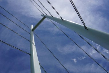 Modern kablolu köprü, bulutlu gökyüzü