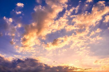 Gün batımında çok renkli bulutlar - dramatik gökyüzü