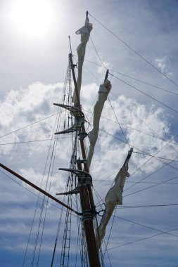 Yelkenli uzun gemi direği, arka planda gökyüzü