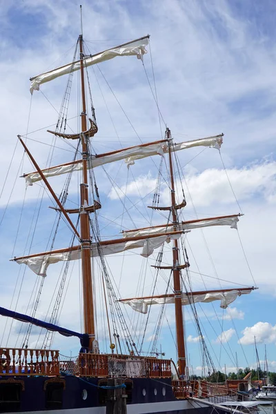 Mastro Alto Navio Com Velas Roladas — Fotografia de Stock