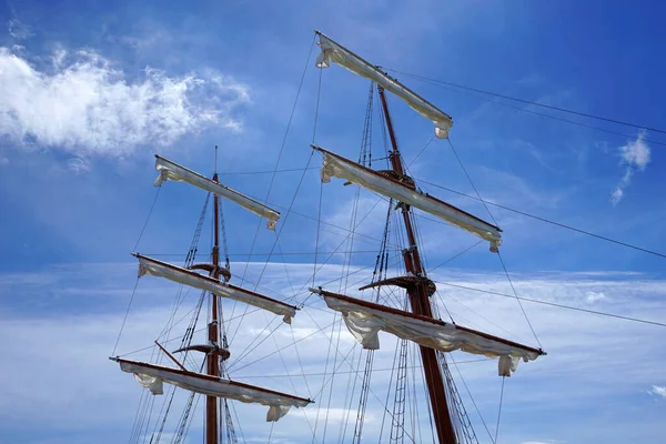 Высокий Корабль Мачта Катанными Парусами Небо Заднем Плане — стоковое фото