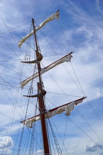 Mastro Alto Navio Com Velas Roladas Céu Fundo — Fotografia de Stock