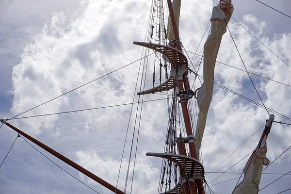 Vysoký Lodní Stožár Válcovanými Plachtami Obloha Pozadí — Stock fotografie