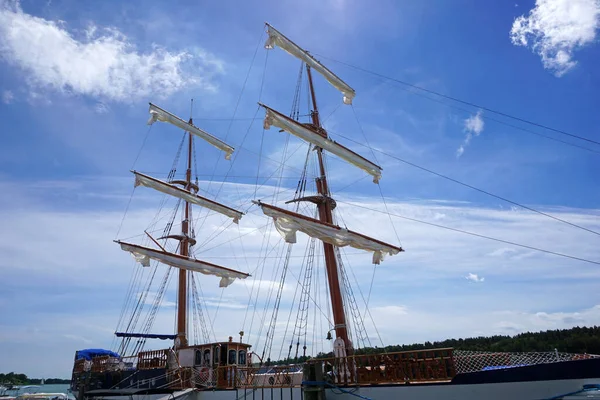 Tall Ship Mast Rolled Sails — Fotografia de Stock