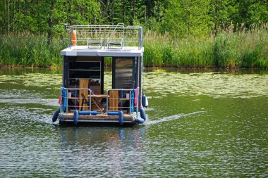 Modern tekne gölde yüzüyor.