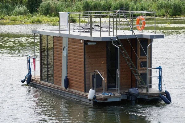 Современный Дом Лодка Плавание Озере — стоковое фото