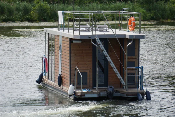 Casa Moderna Barco Nadando Lago — Foto de Stock