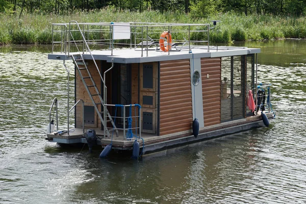 Современный Дом Лодка Плавание Озере — стоковое фото