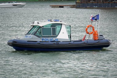 Mikolajki, Polonya, 20 Temmuz 2022 - Polis teknesi devriye geziyor