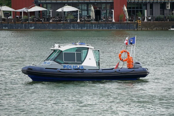 Mikolajki, Polonya, 20 Temmuz 2022 - Polis teknesi devriye geziyor