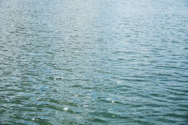 Su yüzeyindeki dalgalanmalar - arkaplan