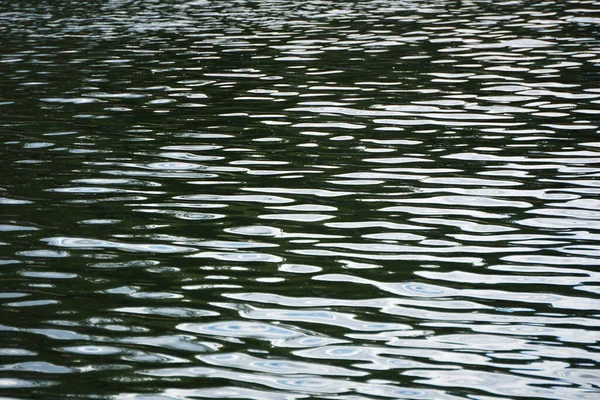 Wellen Auf Der Wasseroberfläche Spiegelung Des Himmels — Stockfoto