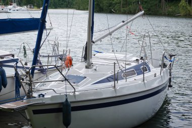 Yelkenli limana demir attı - ön manzara