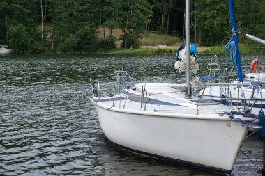 Yelkenli limana demir attı - ön manzara