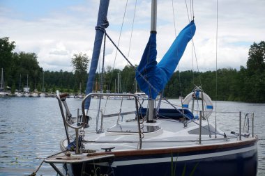 Yelkenli limana demir attı - ön manzara