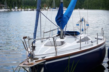 Yelkenli limana demir attı - ön manzara