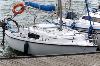 Yelkenli limana demir attı - ön manzara