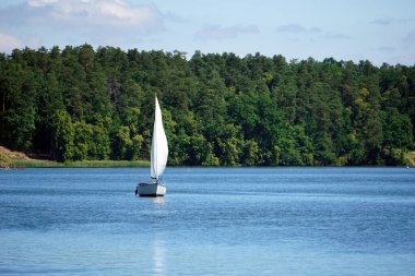 Gölde yüzen yelkenli - ön manzara