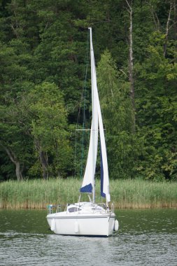 Gölde yüzen yelkenli - ön manzara