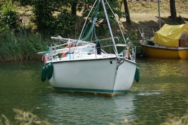 Bir motorla yüzen yelkenli - ön manzara
