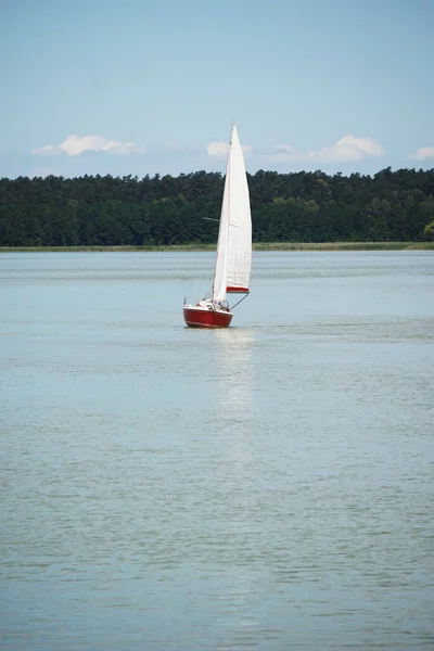 Sailboat Swimming Lake Front View — Fotografia de Stock