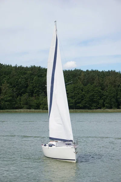 Sailboat Swimming Lake Front View — Stock fotografie