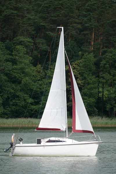 Sailboat Swimming Lake Side View — стоковое фото