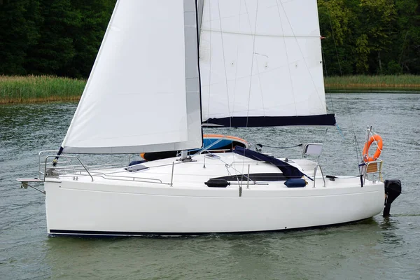 Segelboot Schwimmt Auf Einem See Seitenansicht — Stockfoto