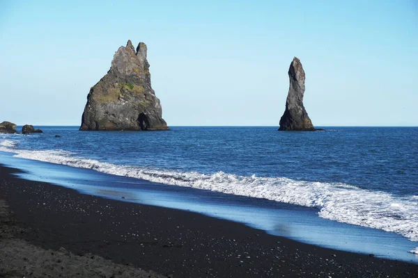 Два Камня Черном Пляже Рейкьявика Исландии — стоковое фото