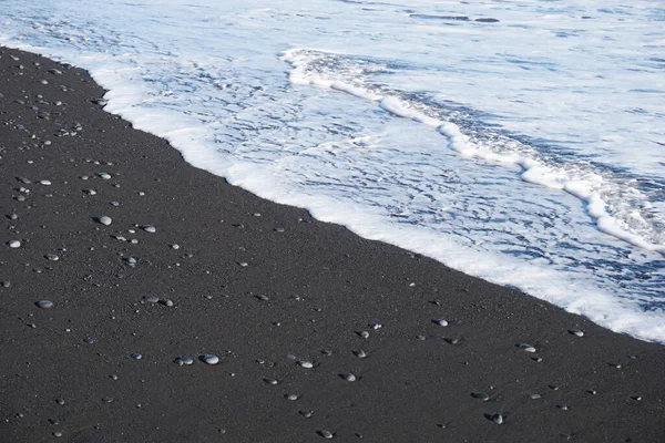 Reynisfjara Μαύρη Παραλία Στην Ισλανδία Κοντά Κύματα — Φωτογραφία Αρχείου