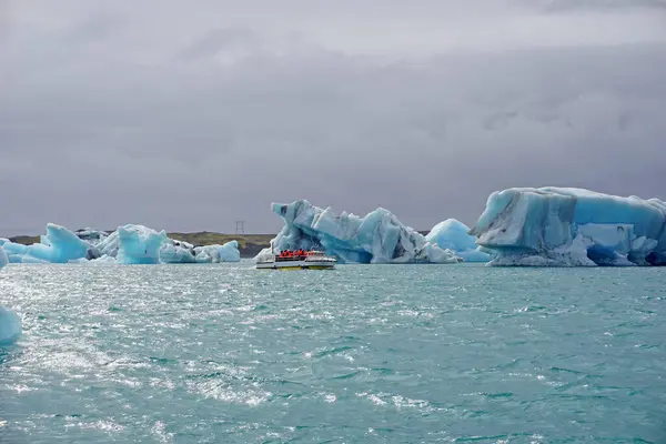 Ice Floes Jokulsarlon Glacial Lagoon Iceland Ship Tourists — Stock fotografie