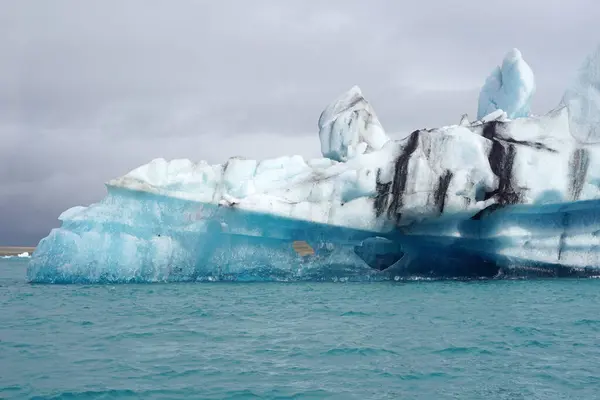 Παγόβουνο Στην Παγωμένη Λιμνοθάλασσα Jokulsarlon Στην Ισλανδία — Φωτογραφία Αρχείου