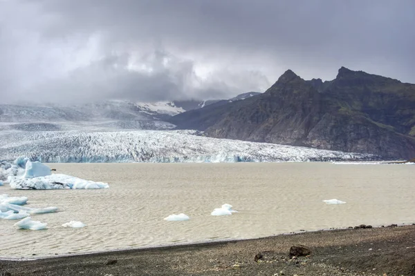 Fjallsarlon Iceberg Lagoon Iceland Glacier Ice Floes Mountains Lake Shore — Stockfoto