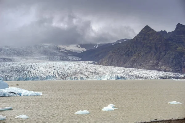 Λιμνοθάλασσα Fjallsarlon Iceberg Στην Ισλανδία Παγετώνας Παγόβουνα Και Βουνά Φωτογραφία — Φωτογραφία Αρχείου
